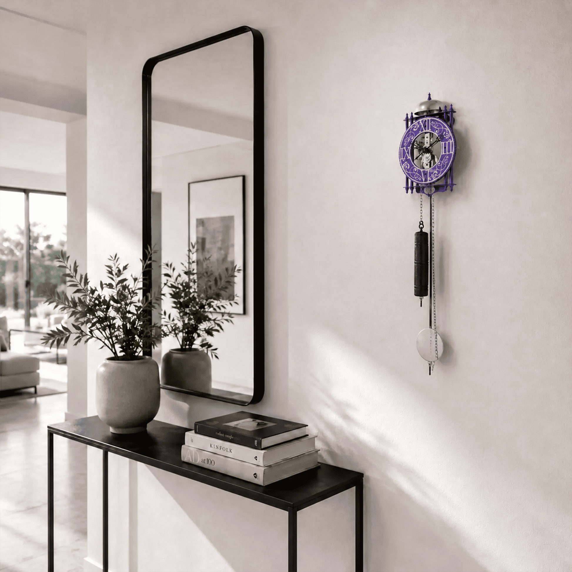 Reloj de pared con esfera morada, pesa negra y péndulo de cadena