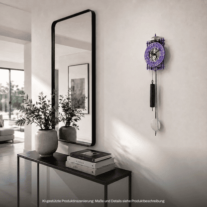 Wanduhr mit violettem Skelett-Zifferblatt und Pendelgewicht an der Wand