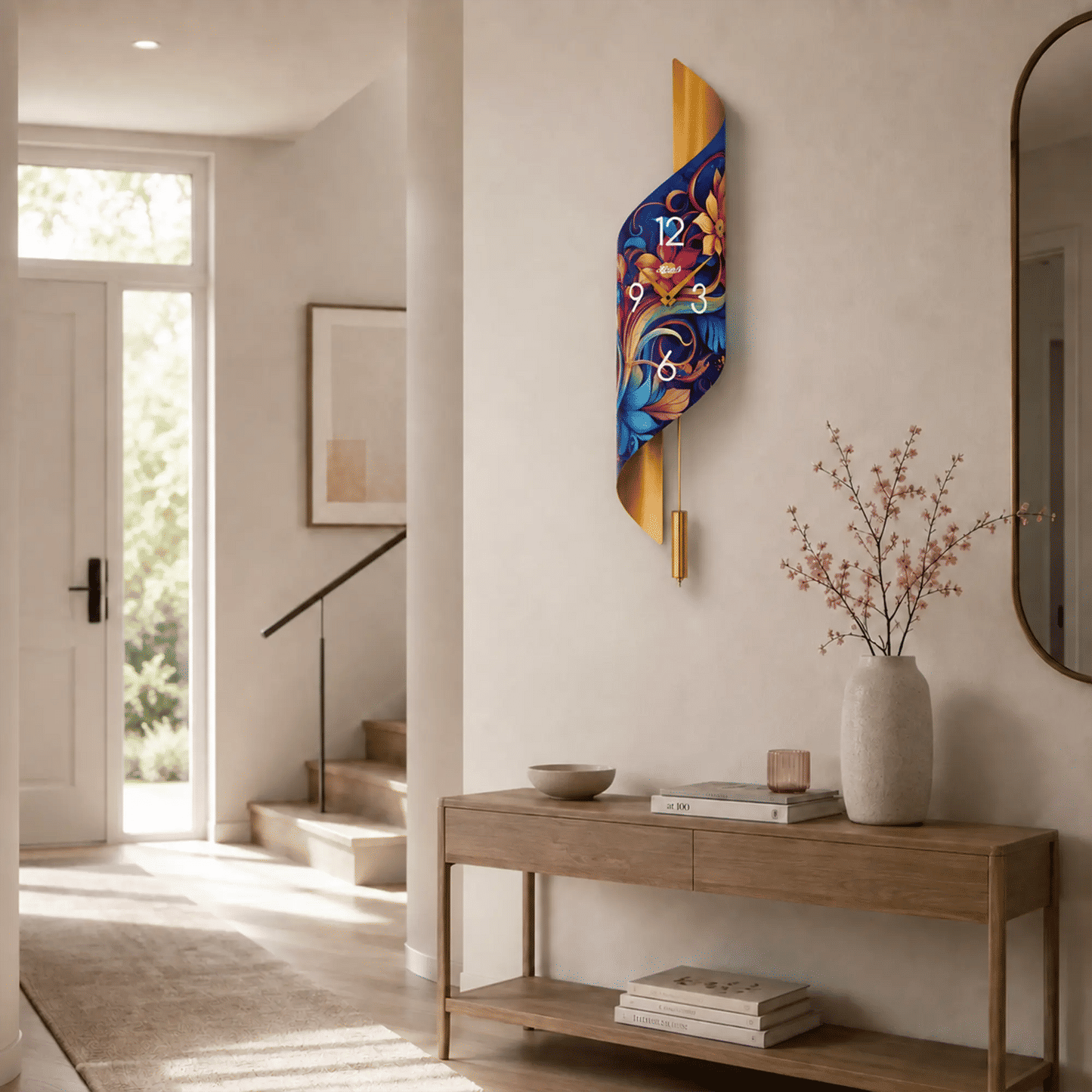 "Reloj de pared con soporte dorado, motivo floral abstracto y números del 1 al 12"