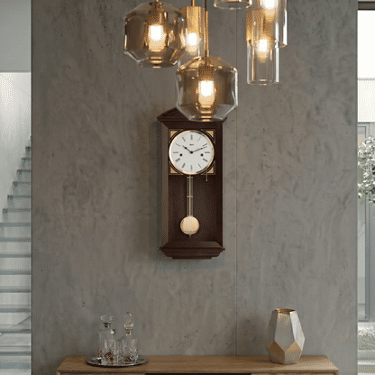 "Reloj de pared de madera con caja redonda, esfera blanca y bola dorada oscilante"