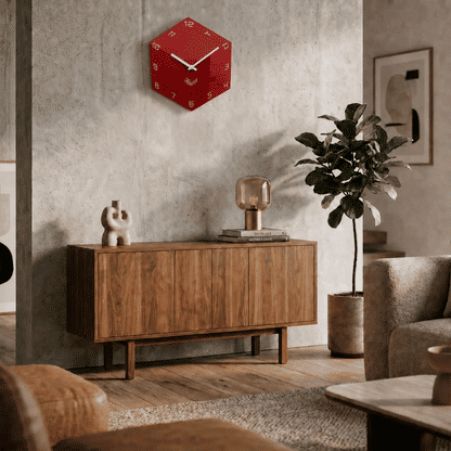 Reloj de pared rojo en caja cúbica de acrílico con manecillas blancas y logo Hermle