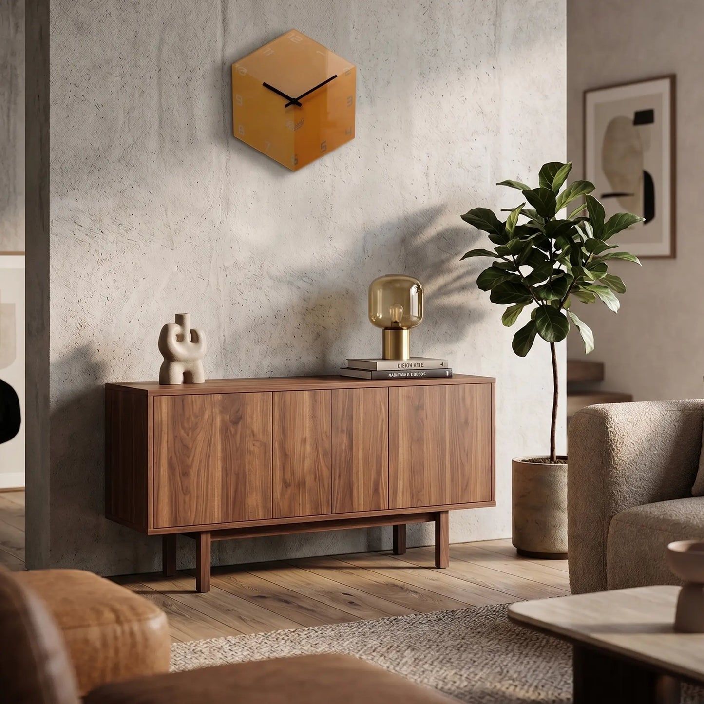 Reloj de pared con caja cúbica de acrílico color ámbar y manecillas negras distintivas