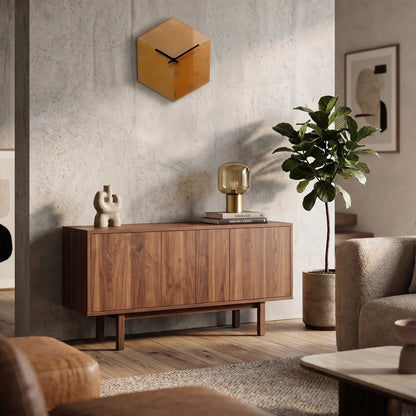 Reloj de pared con caja cúbica de acrílico color ámbar y manecillas negras distintivas