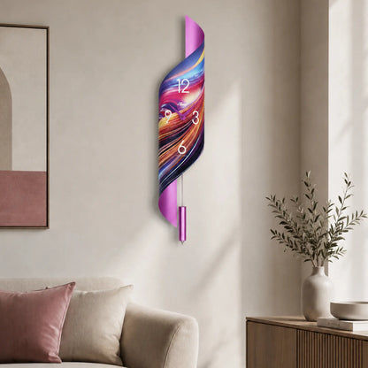 Reloj de pared en vista lateral con motivo de onda de colores, péndulo violeta y números blancos