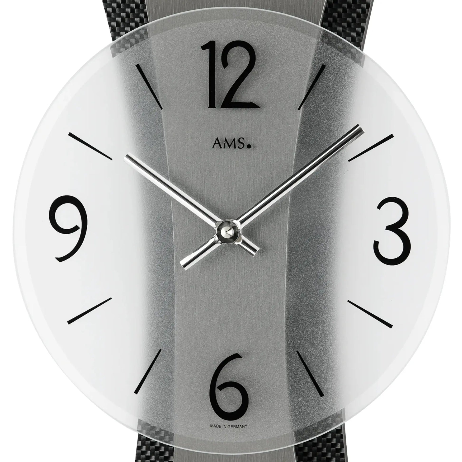 Nahaufnahme Wanduhr AMS Rimini W9400, graues Ziffernblatt mit arabischen Ziffern