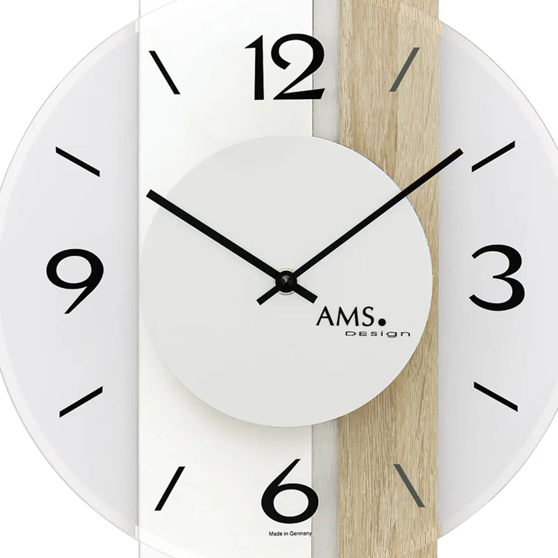 Wanduhr-Ziffernblatt mit großen schwarzen Zahlen, schwarzen Zeigern und Holzakzent