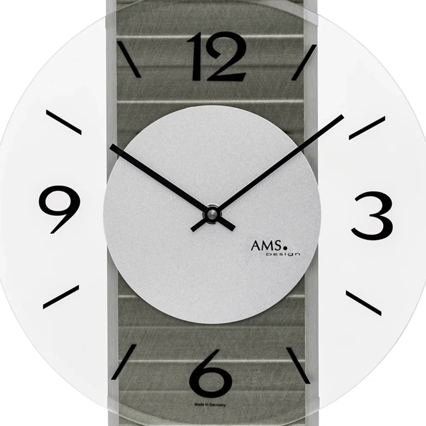Nahansicht Wanduhr-Zifferblatt: graue Fläche, schwarze Zeiger, Ziffern 12,9,6,3