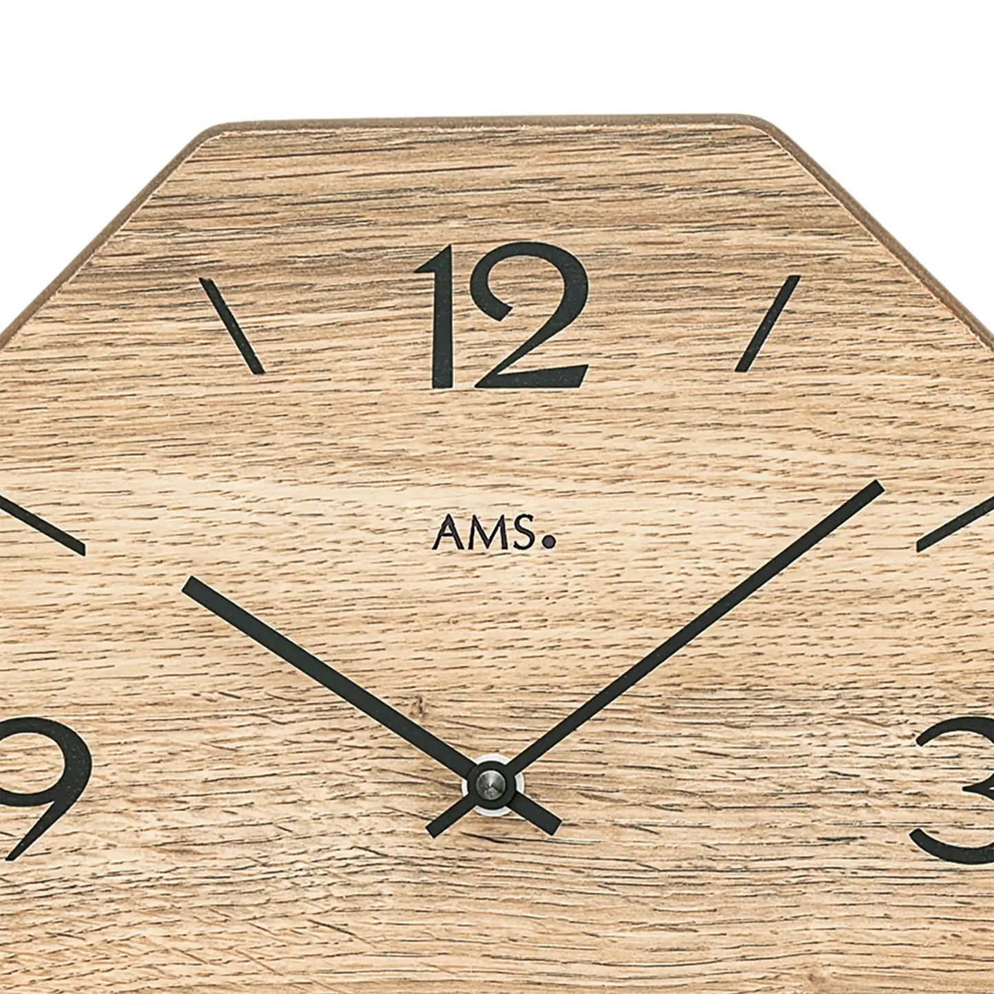 Nahaufnahme einer Achteck-Wanduhr: naturfarbenes Holz, schwarze Zahlen und Zeiger