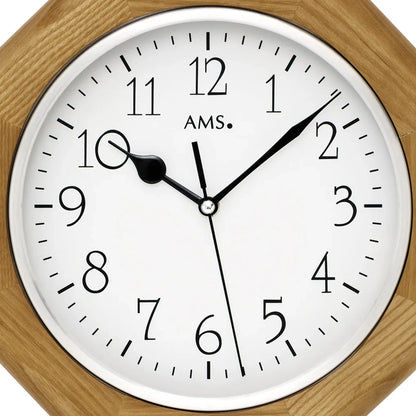 Nahaufnahme Wanduhr: Eichenholzrahmen, weißes Zifferblatt mit AMS und schwarzen Zeigern