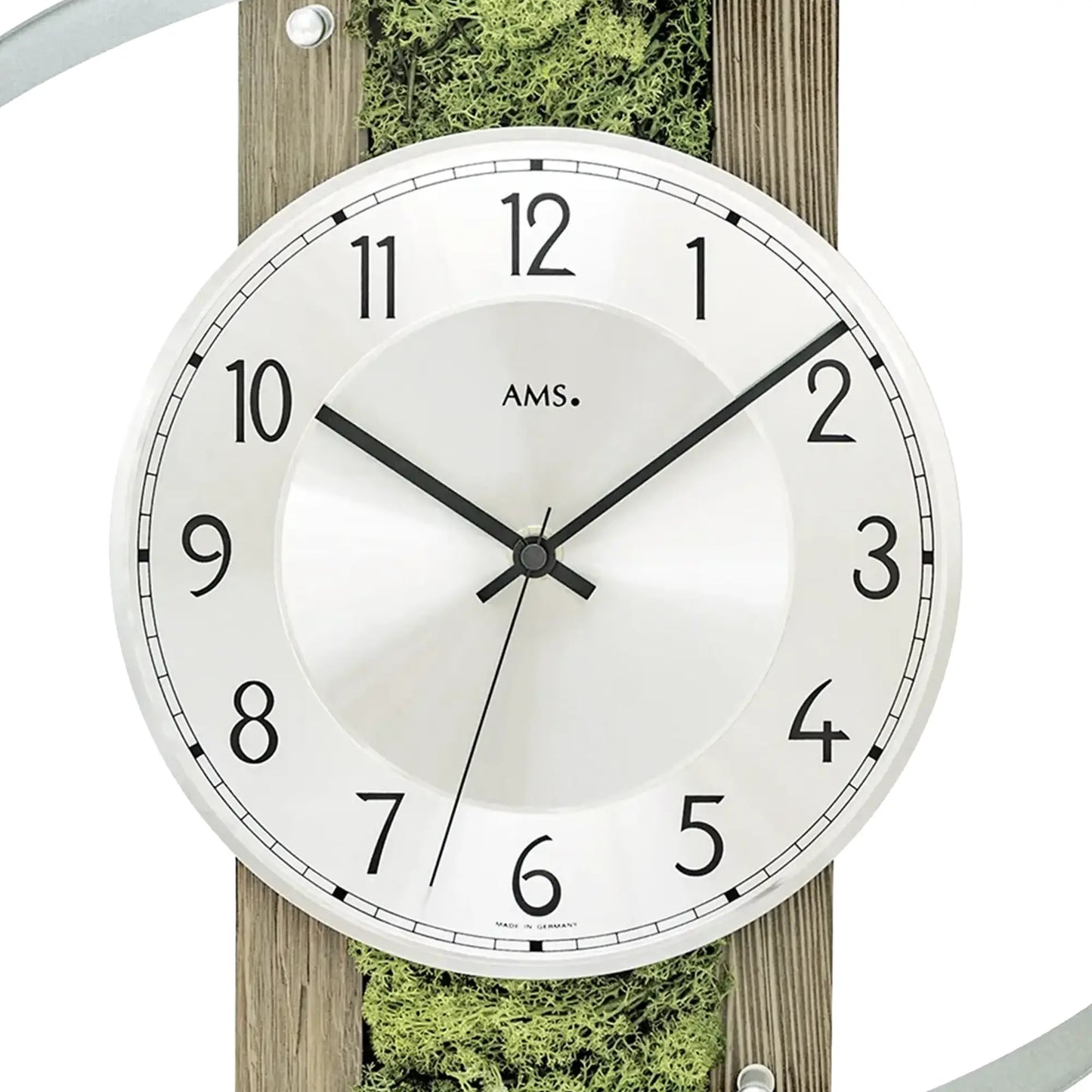Wanduhr mit weißem Zifferblatt, schwarzen Zahlen und AMS-Logo, Glasabdeckung