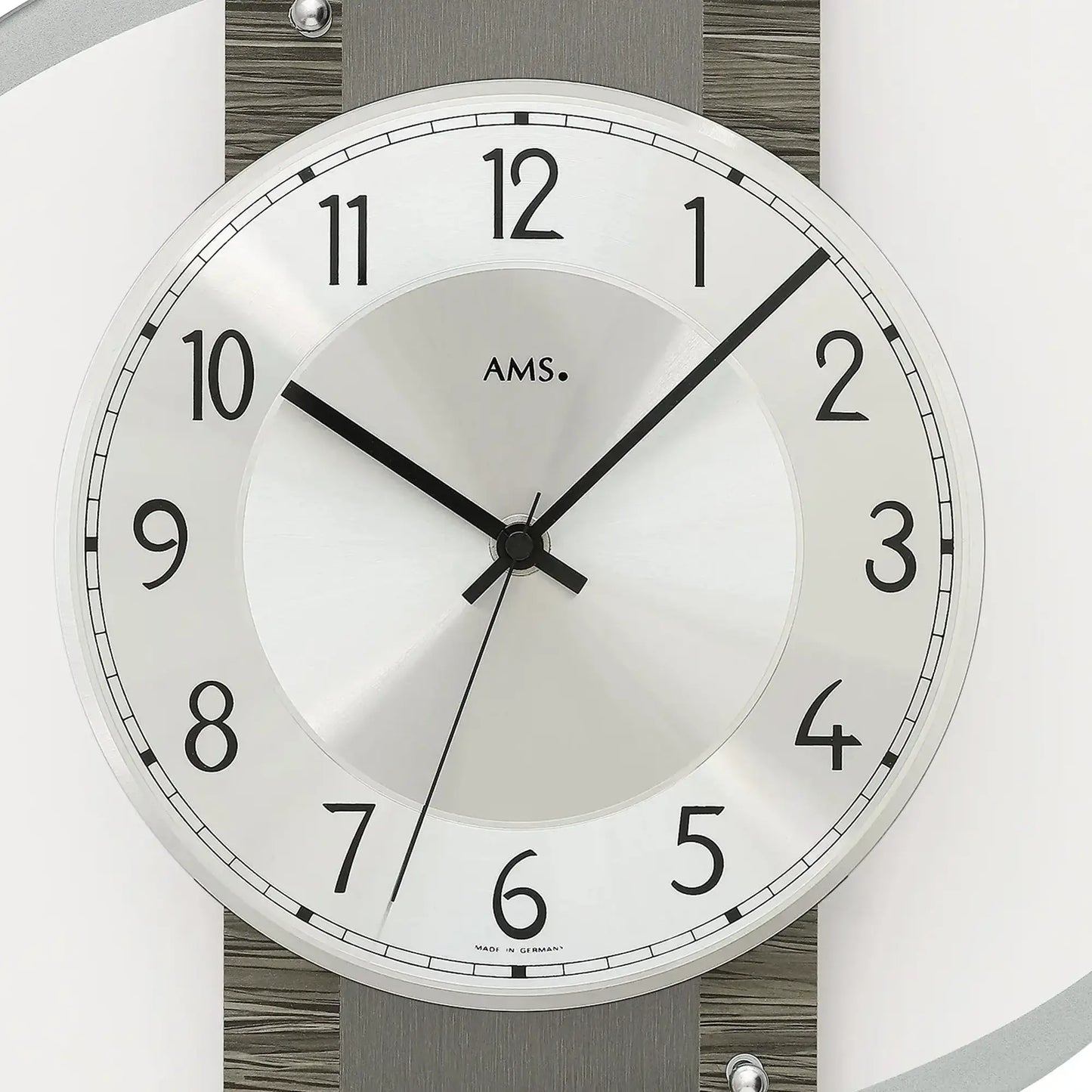 Detail der Wanduhr: Aluminium-Zifferblatt mit AMS, römische Zahlen und Zeigern
