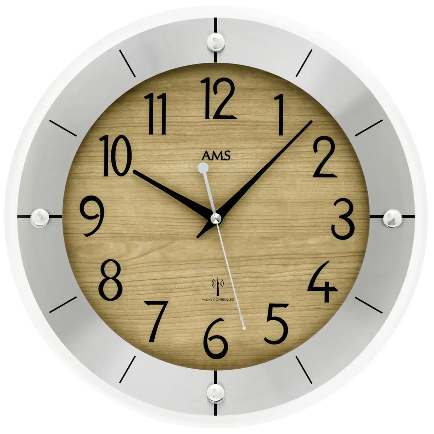 Nahansicht Wanduhr: weißer Rand, Holz-Zifferblatt mit schwarzen Zahlen, schwarze Zeiger und AMS