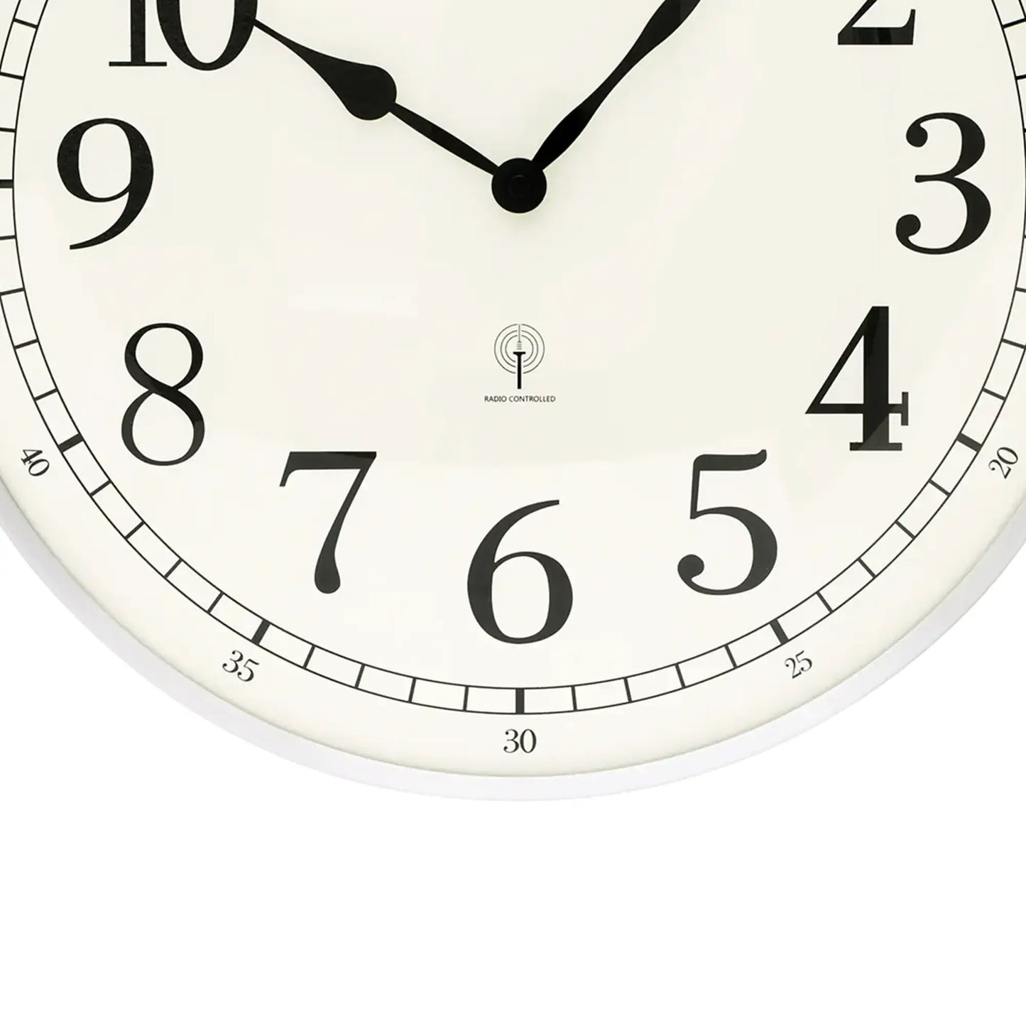 Nahaufnahme Wanduhr: schwarze Zeiger und Ziffern, Zifferblatt mit AMS