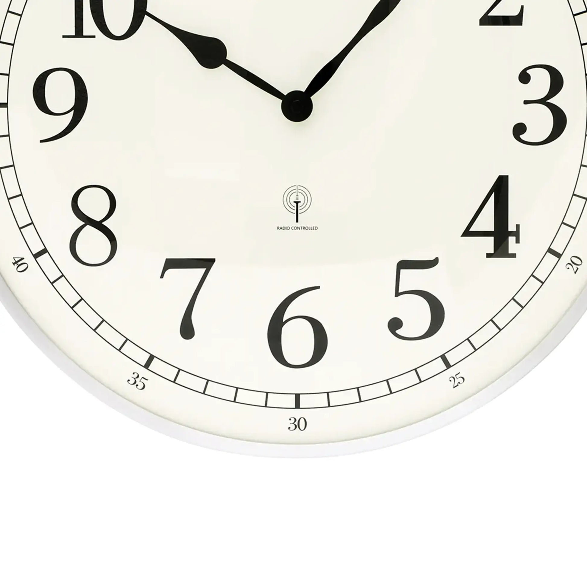 Nahaufnahme Wanduhr: schwarze Zeiger und Ziffern, Zifferblatt mit AMS