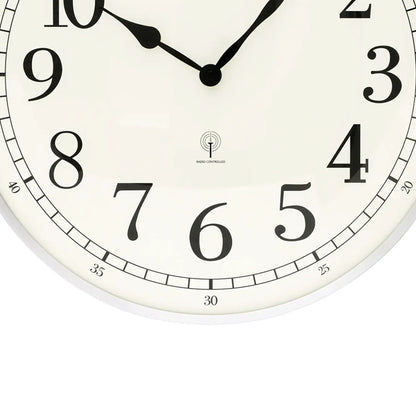 Nahaufnahme Wanduhr: schwarze Zeiger und Ziffern, Zifferblatt mit AMS