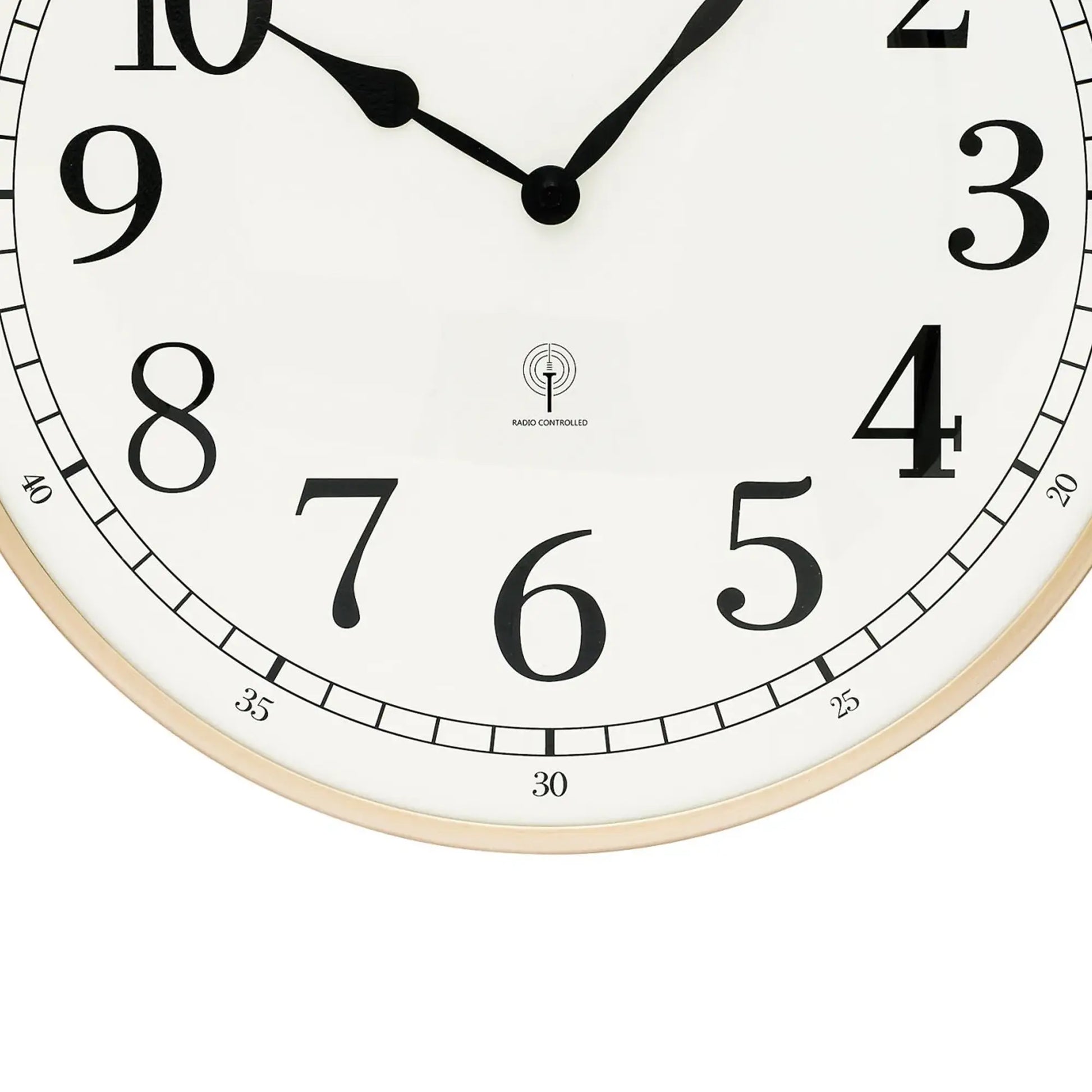 Wanduhr-Ziffernblatt mit Funk-Logo, schwarzen Zahlen, Zeigern und Messingrand