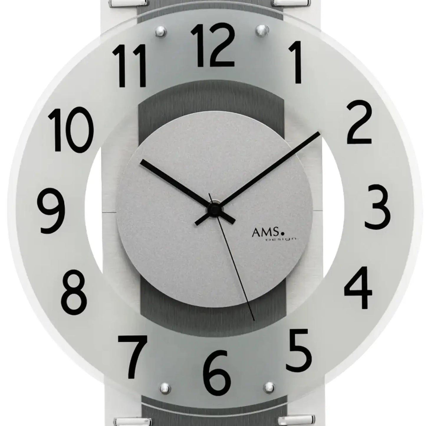 Nahaufnahme Wanduhr: graues Ziffernblatt, schwarze Zeiger, AMS-Logo
