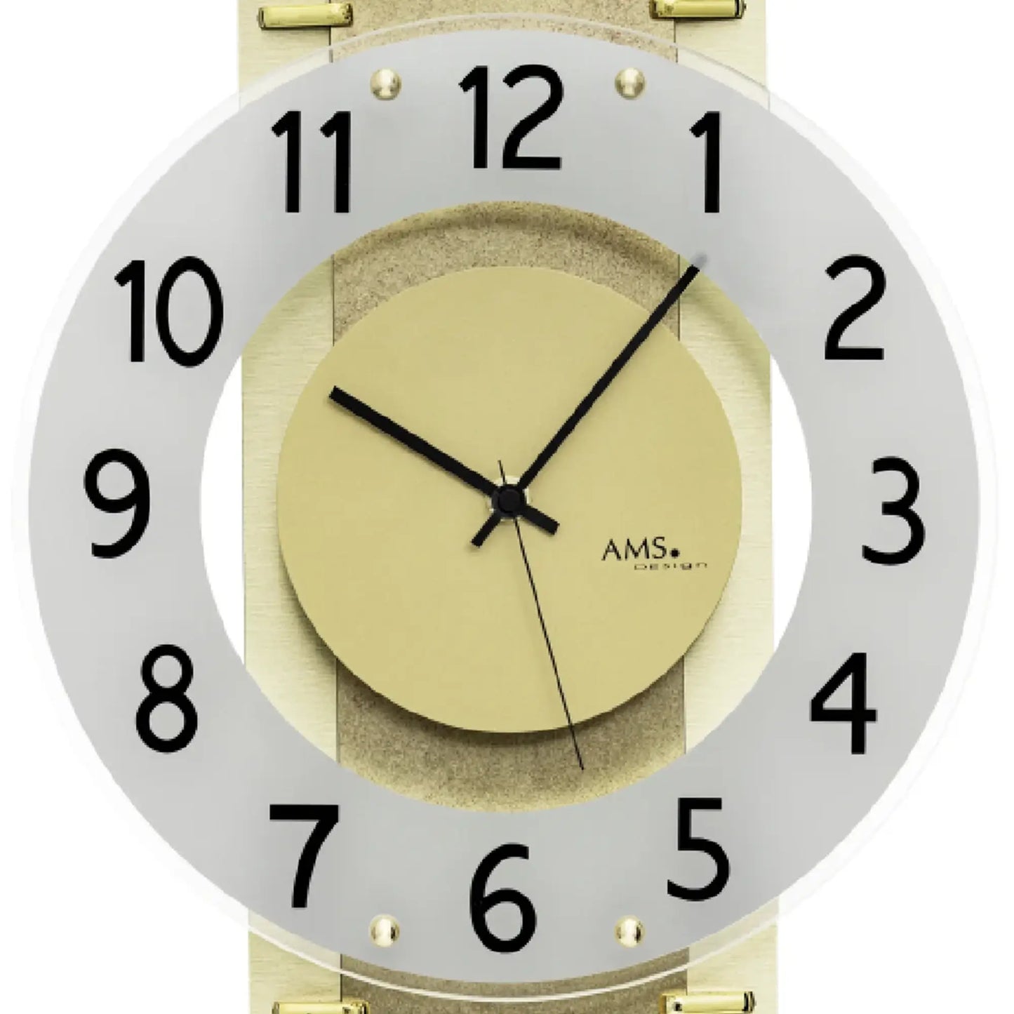 Nahaufnahme Funk-Wanduhr-Ziffernblatt mit römischen Ziffern, schwarzen Zeigern und AMS-Logo