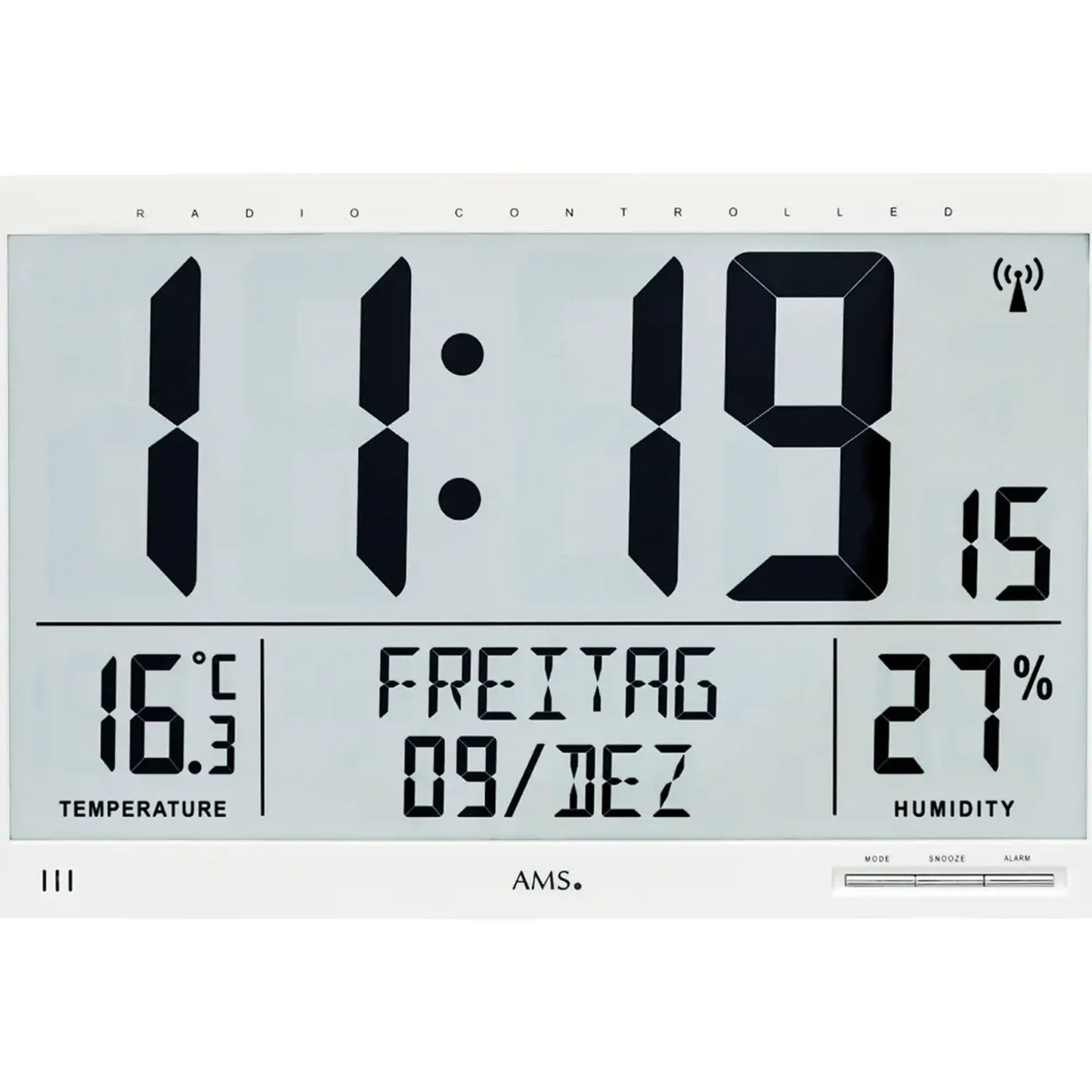 Weiße digitale Wanduhr mit Funk-Symbol, zeigt Uhrzeit, Temperatur und Luftfeuchte.