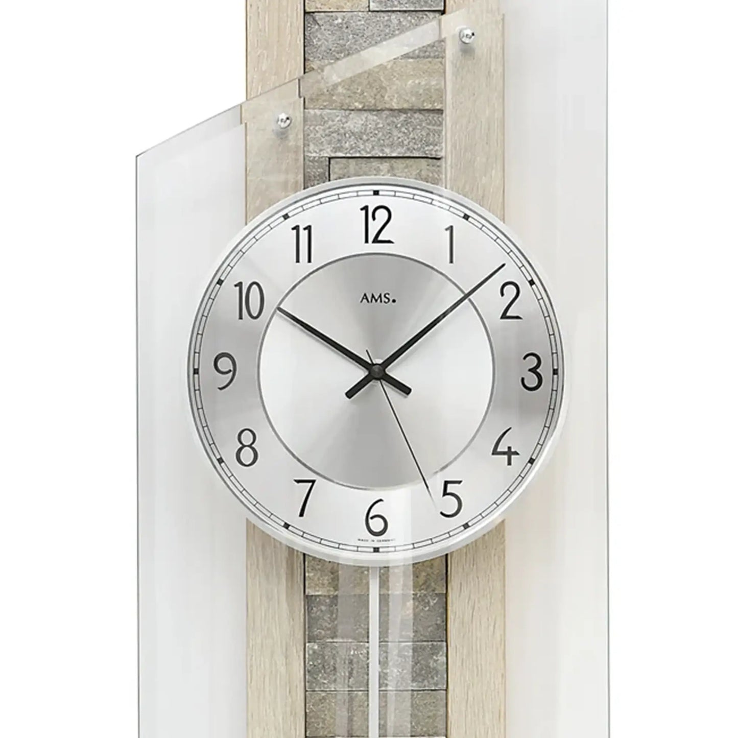 Rundes Zifferblatt der Wanduhr mit Zeigern und AMS-Logo, Mineralglasfront im Sonoma-Rahmen