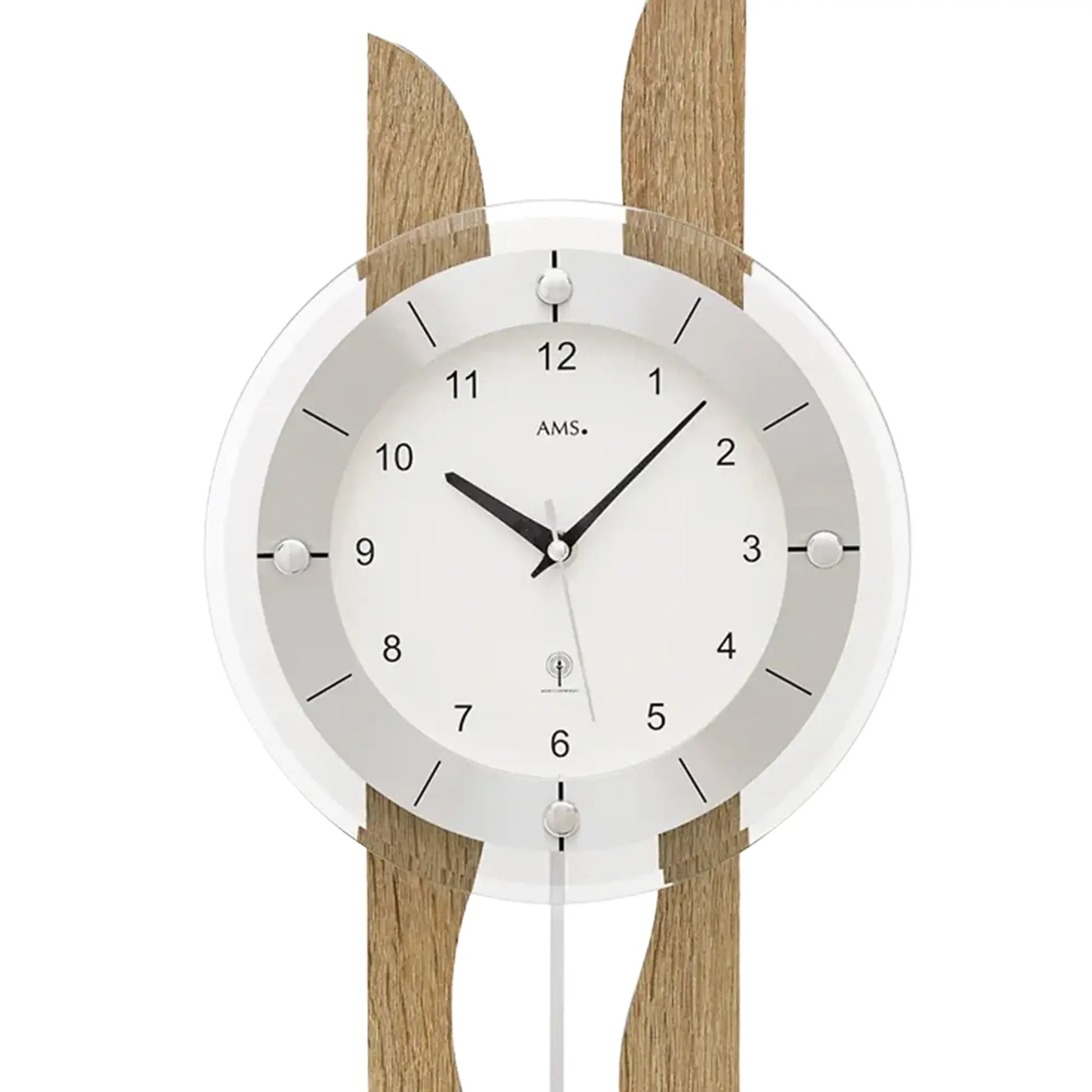 Nahaufnahme: Wanduhr mit AMS-Schriftzug, weißem Zifferblatt und schwarzen Zeigern