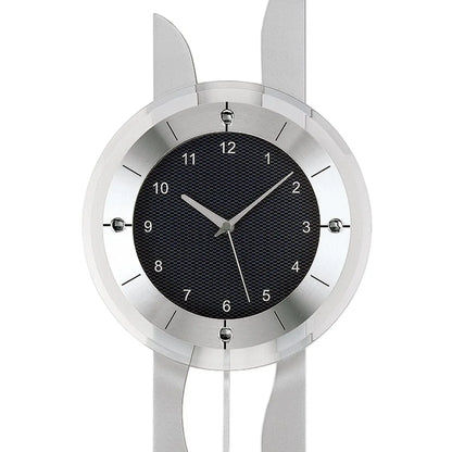 Nahaufnahme Wanduhr: schwarzes Zifferblatt mit silbernen Stundenmarkierungen und Zeigern