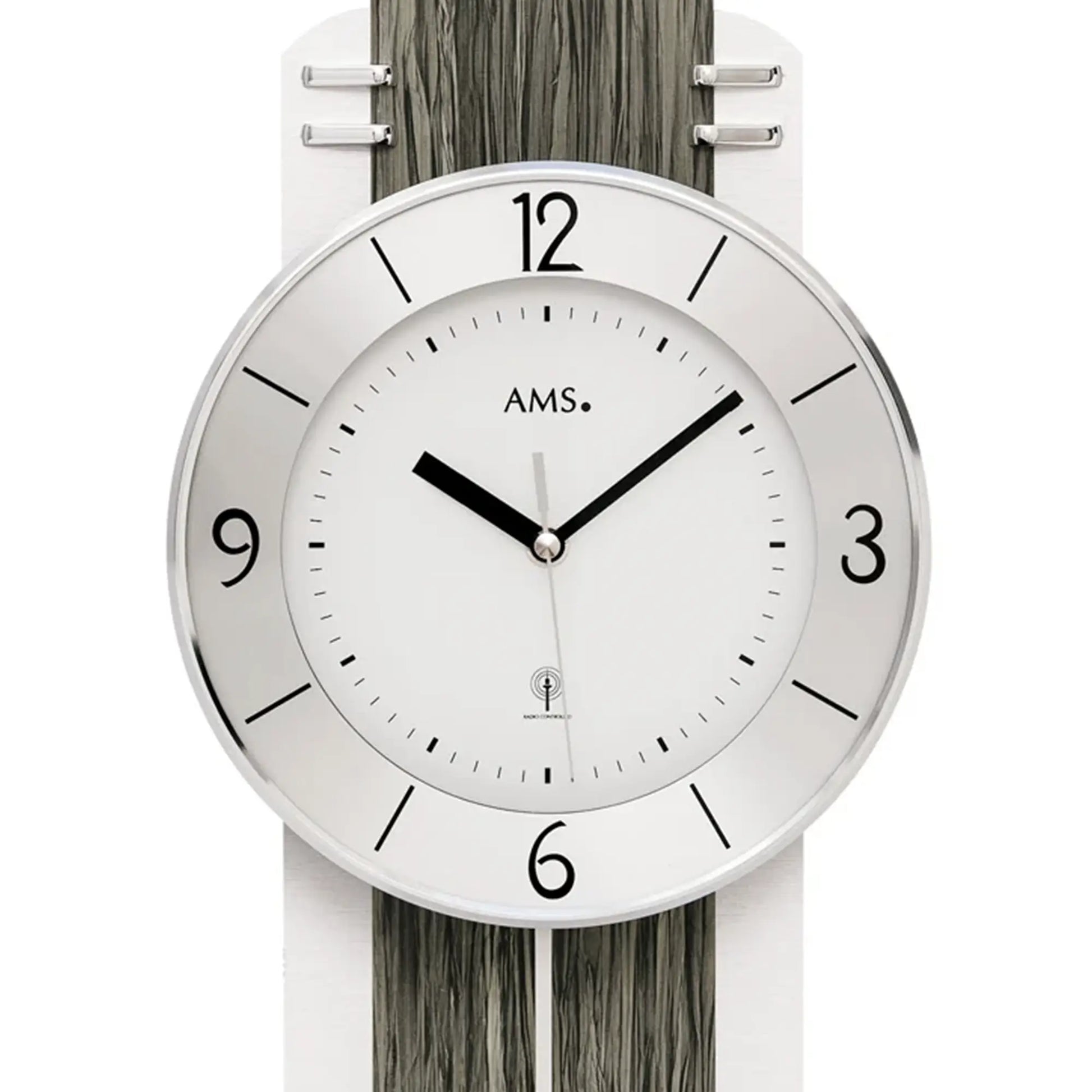 Nahaufnahme der Wanduhr mit AMS-Schrift, runden Ziffern und schwarzen Zeigern