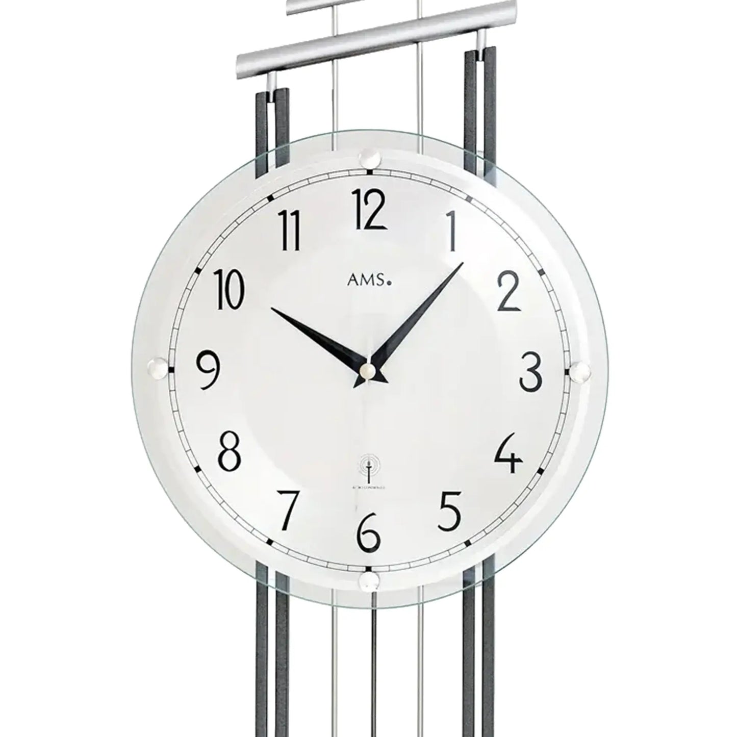 Wanduhr-Zifferblatt mit AMS.-Aufdruck, schwarzen Zeigern und Minutenmarkierungen