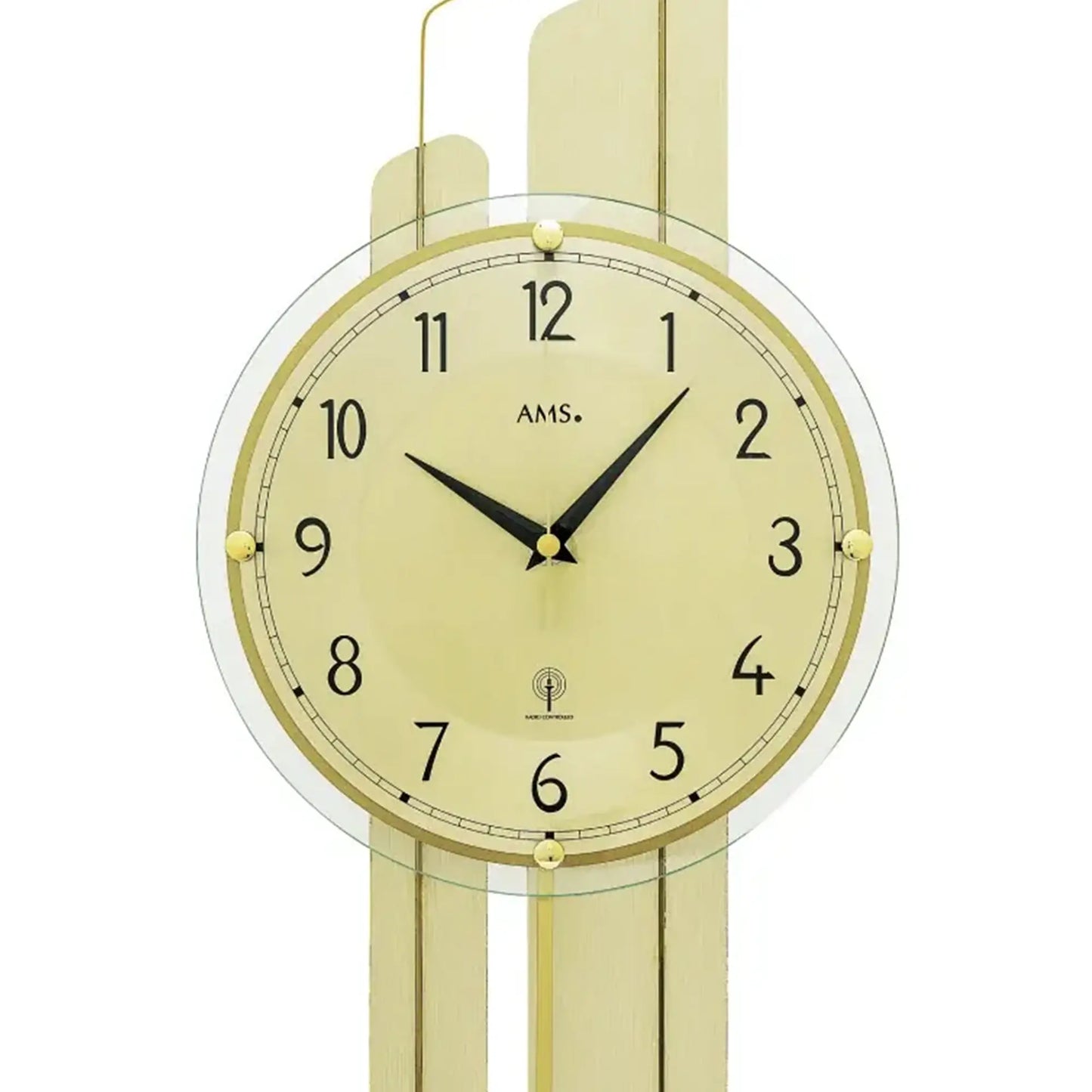 Nahaufnahme Wanduhr AMS: rundes Ziffernblatt hinter Glas, schwarze Zeiger und Zahlen