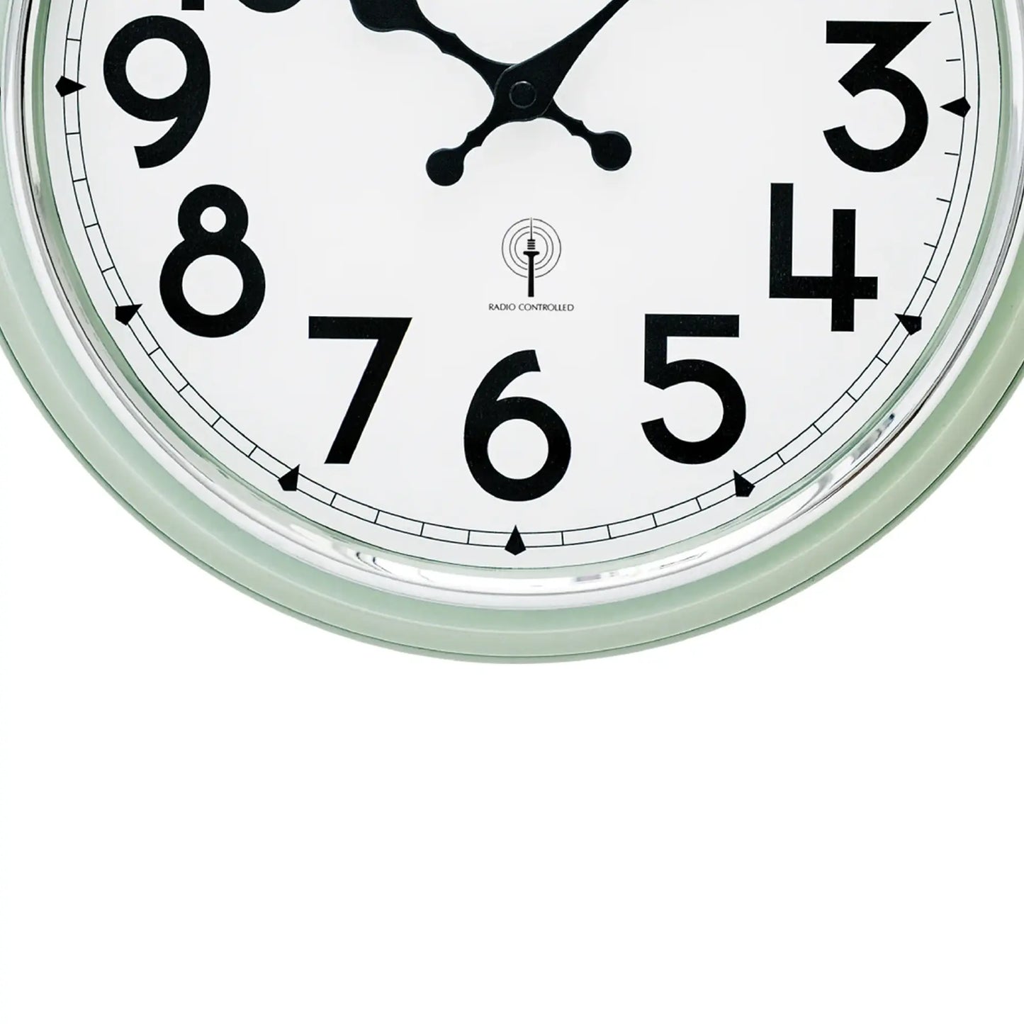 Nahaufnahme Wanduhr: mintfarbener Rand, Mineralglas, schwarze Zahlen, Radio-gesteuert