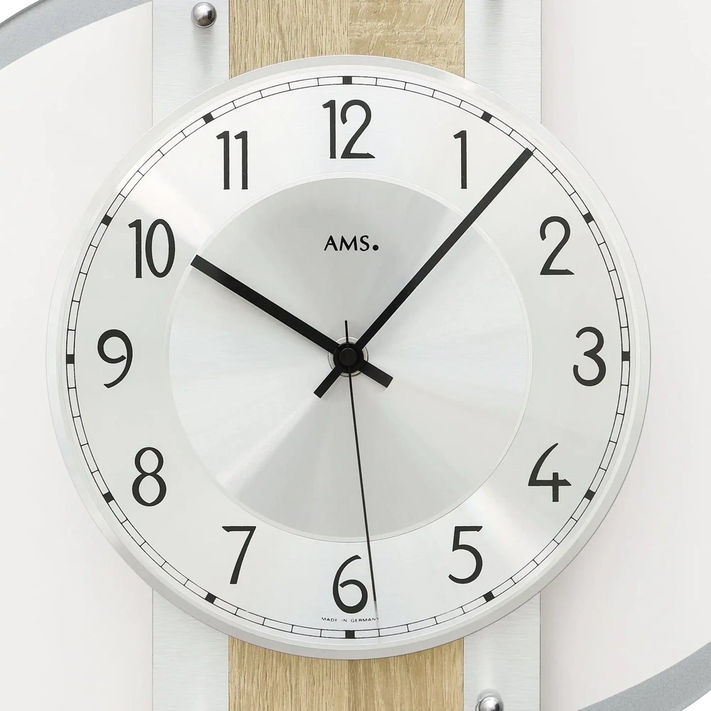 Wanduhr-Zifferblatt: weißer Rundring mit schwarzen Zahlen, AMS-Logo und Zeigern