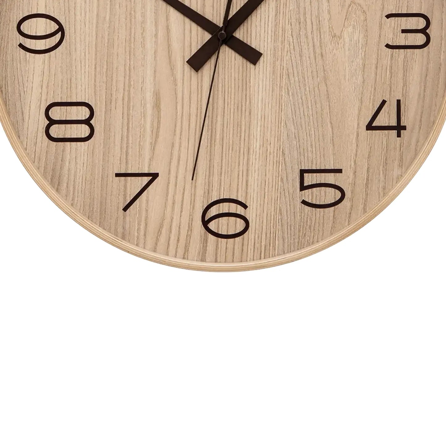 AMS-Wanduhr im Nahbereich: Naturholz-Zifferblatt mit schwarzen Ziffern 6–9 und Zeigern.