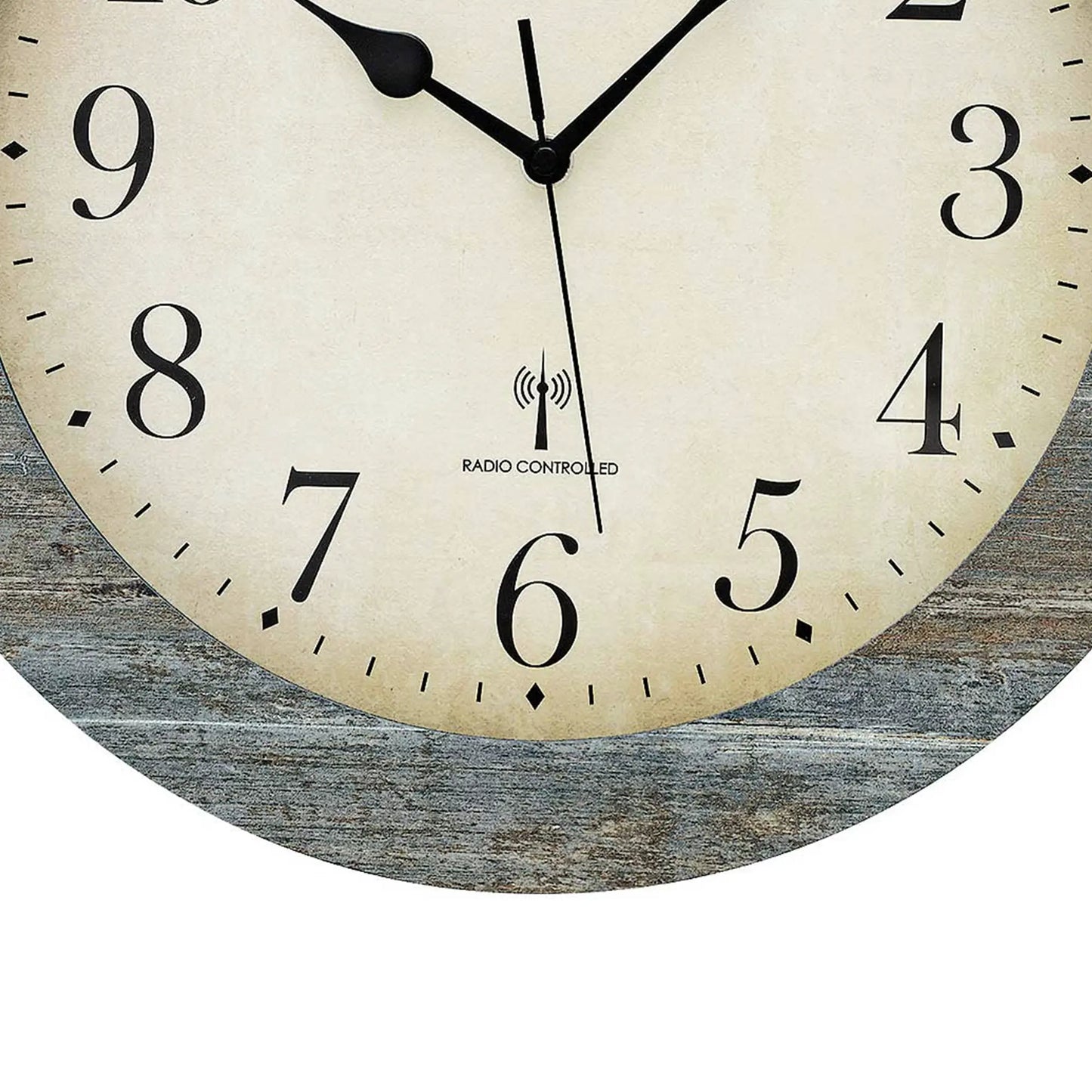 Funk-Wanduhr-Zifferblatt mit Funksignal-Symbol „RADIO CONTROLLED“ und schwarzen Zeigern