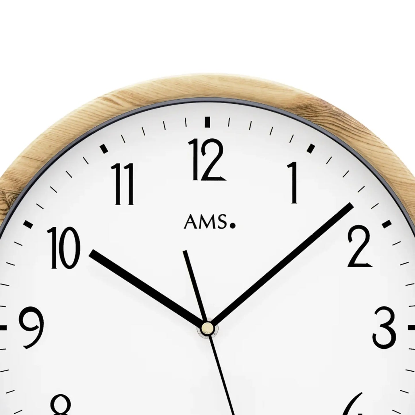 Detail der Funk-Wanduhr: AMS-Ziffernblatt mit schwarzen Zeigern und Holzrahmen