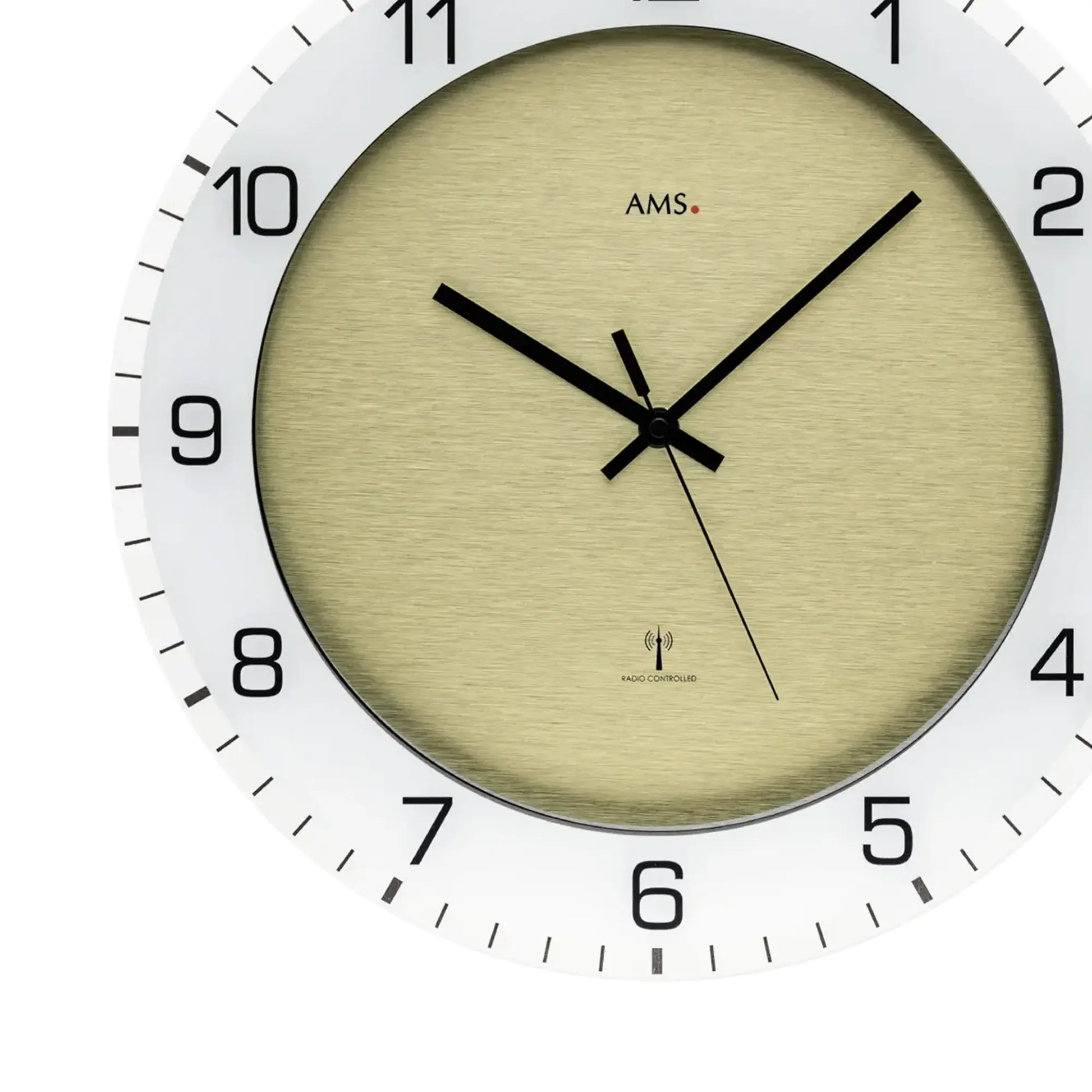 Nahaufnahme: beiges Ziffernblatt einer Wanduhr mit schwarzem Zeigersystem und Zahlen