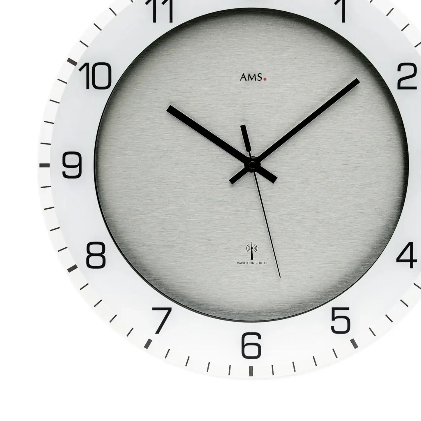 Großaufnahme AMS Funk-Wanduhr: hellgraues Zifferblatt, schwarzes Uhrwerk mit Zeigern