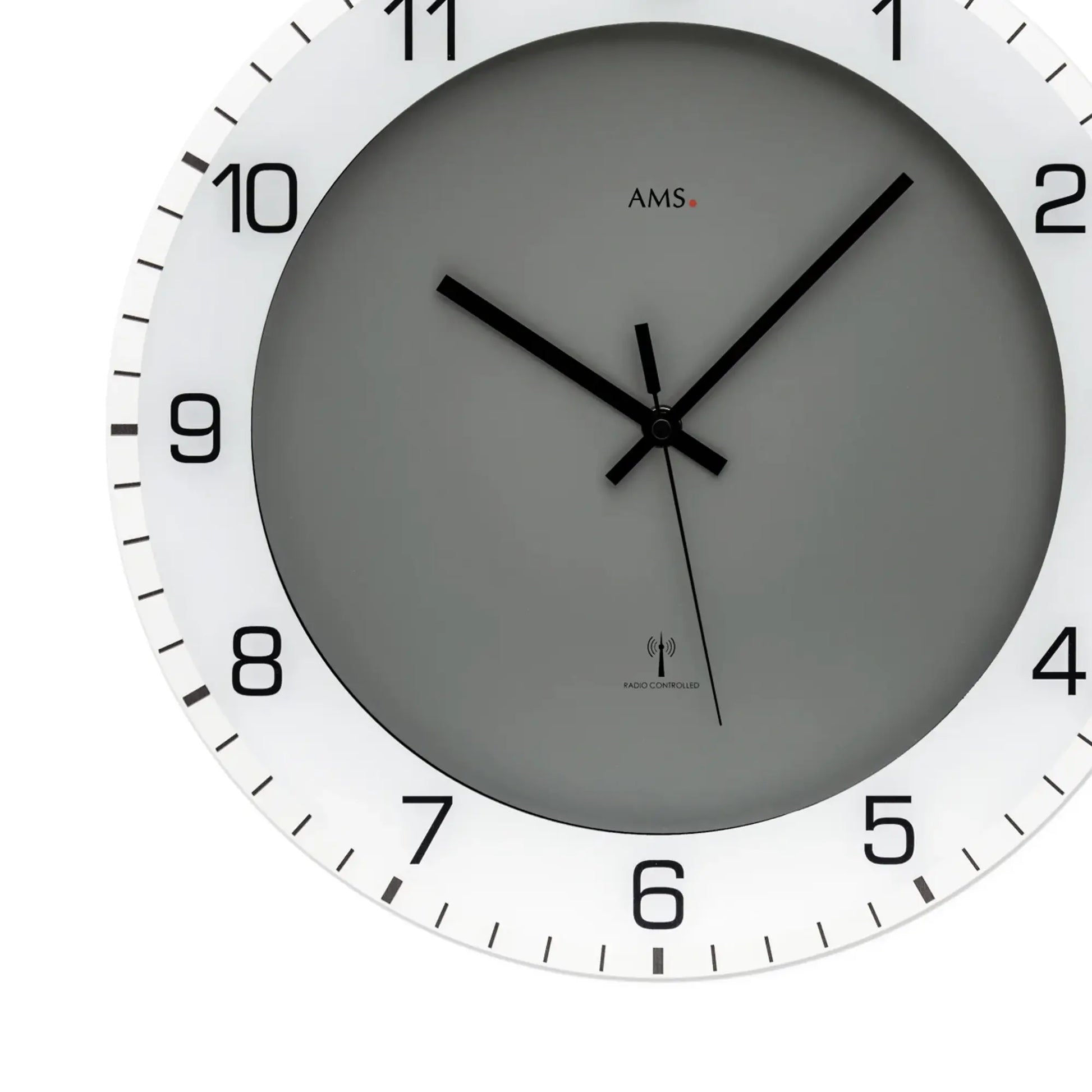 Nahaufnahme Wanduhr: anthrazitfarbenes Zifferblatt mit AMS, schwarzen Zeigern und Ziffern