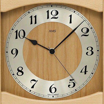 AMS Wanduhr mit rundem Holzgehäuse, Mineralglas und schwarzen Zeigern