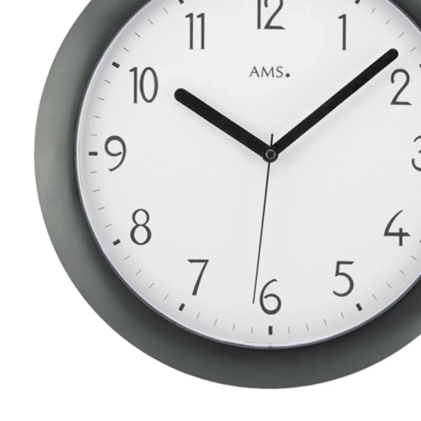 Detail der Funk-Wanduhr: weißes Ziffernblatt, schwarze Zeiger, dunkles Kunststoffgehäuse