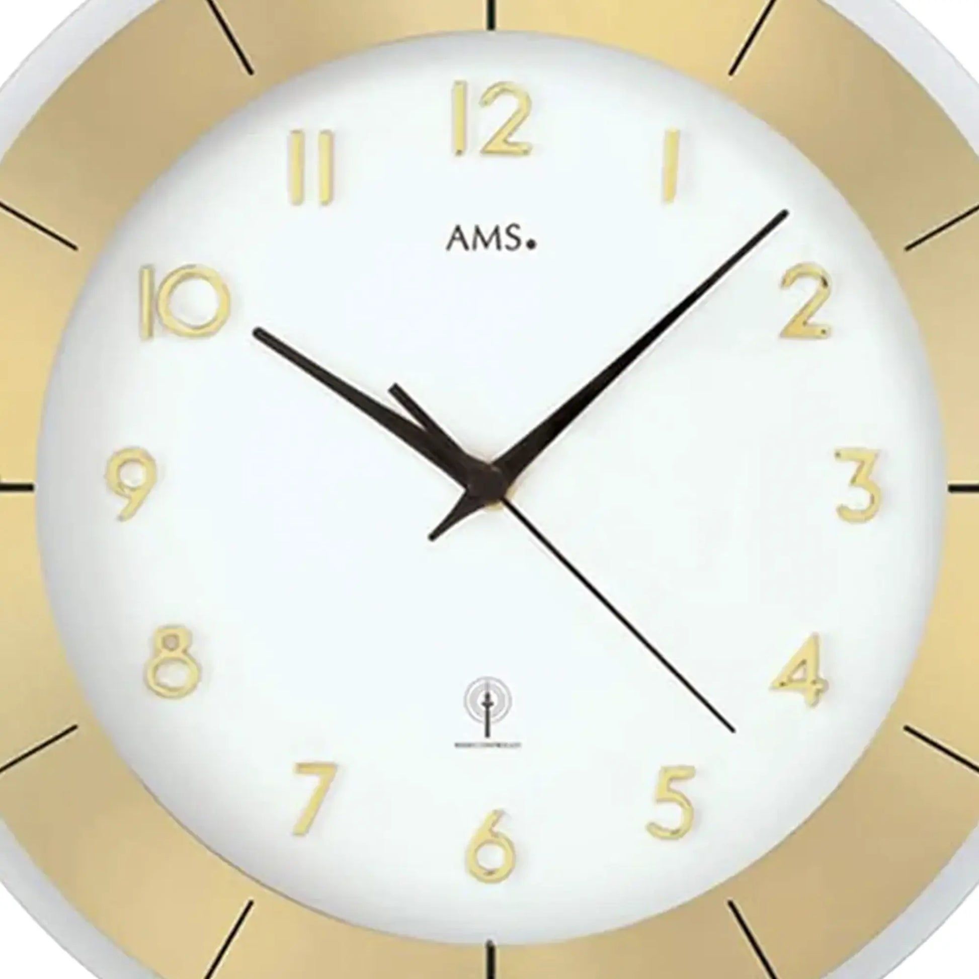 Detail der Wanduhr: weißes Ziffernblatt mit arabischen Ziffern, goldfarbene Fassung