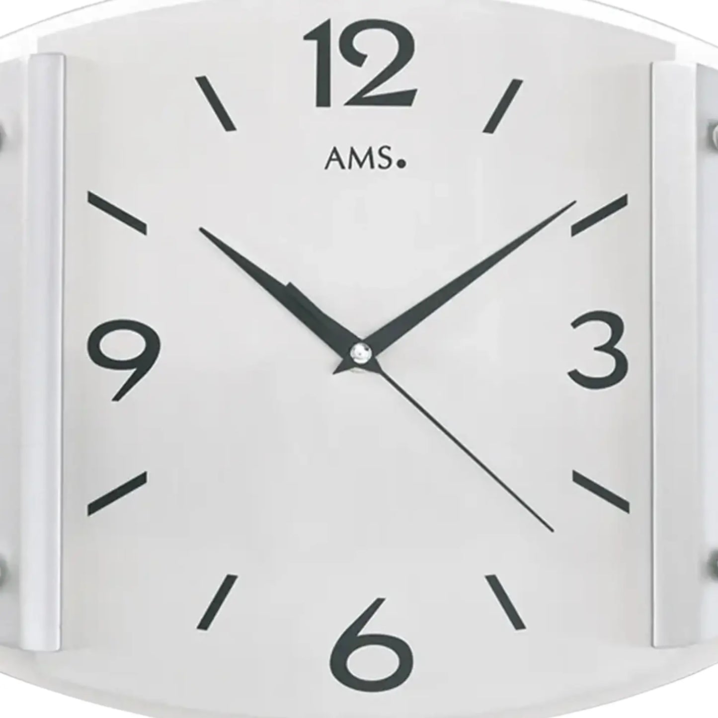 Nahaufnahme der Wanduhr: weißes Zifferblatt mit schwarzen Zahlen, Zeigern und Mineralglas.