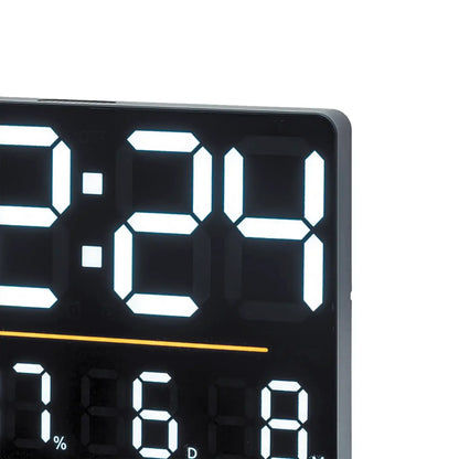 Närbild av en svart digital klocka med LED-display som visar tid, temperatur och luftfuktighet.