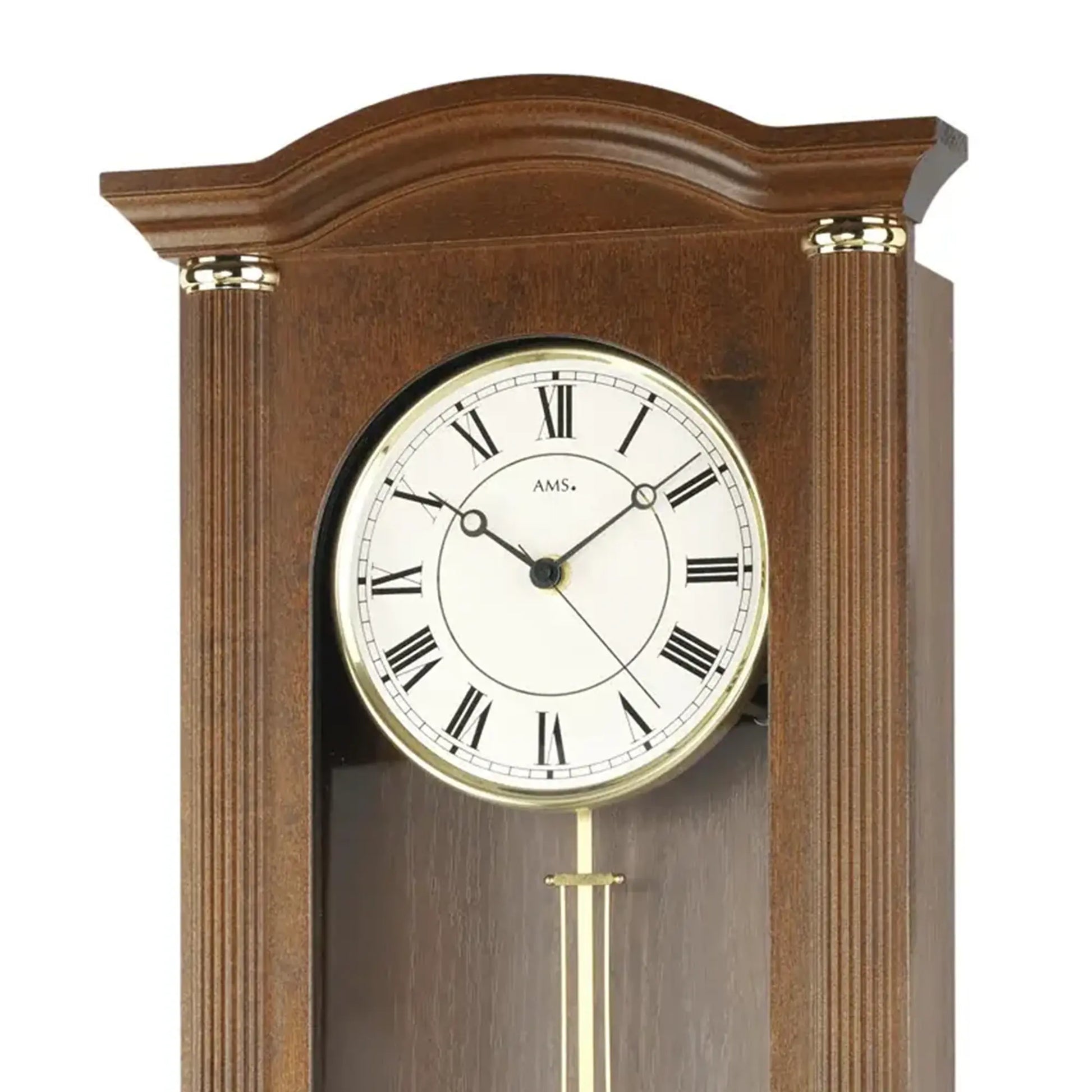 Wanduhr-Detail: rundes Zifferblatt mit römischen Ziffern und goldfarbener Pendelaufhängung