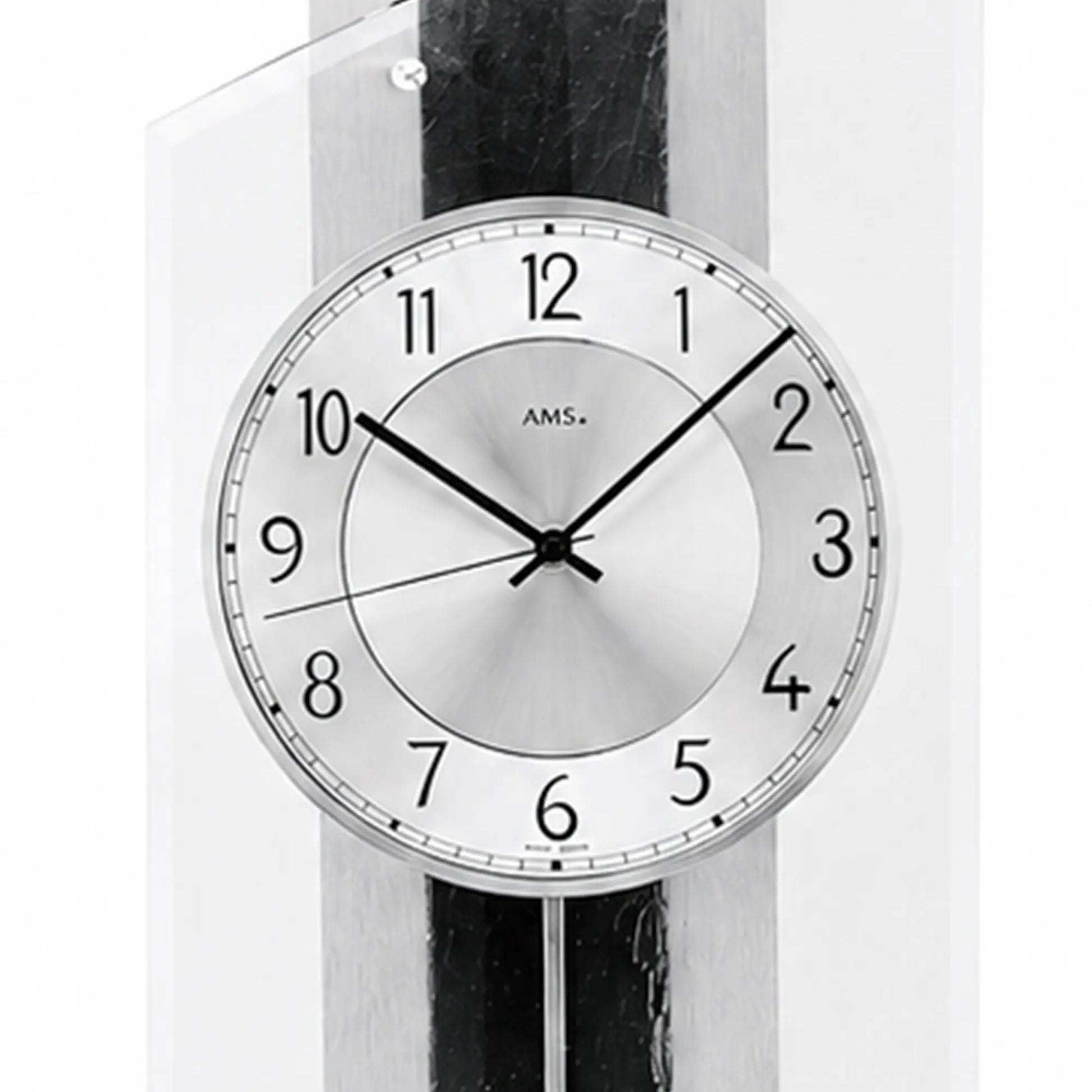 Wanduhr AMS Quarzwerk: Nahaufnahme des Zifferblatts mit Zeigern und Indizes