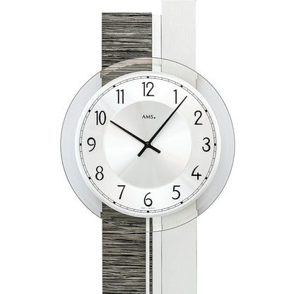 Pendelwanduhr-Zifferblatt im Close-up, weiße Fläche, schwarze Zeiger, AMS