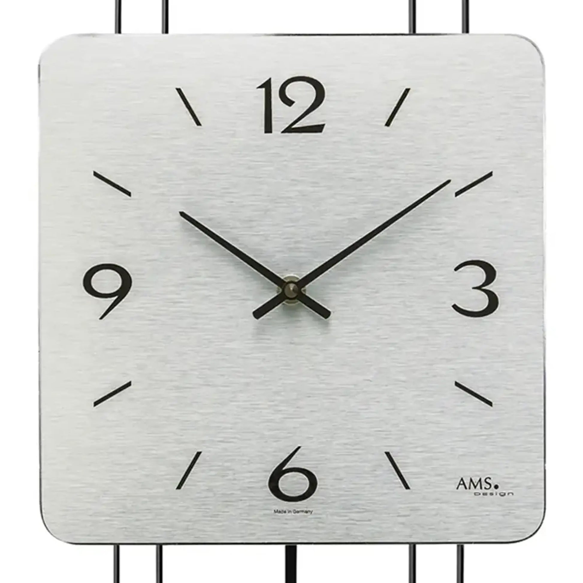 Wanduhr-Zifferblatt in hellem Grau mit Ziffern 12, 9, 3 und 6 sowie AMS.-Logo