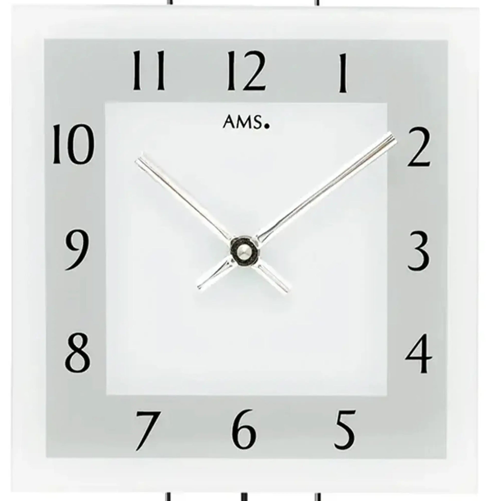 Quadratisches Zifferblatt der Wanduhr mit schwarzen Zahlen, Metallzeigern und AMS