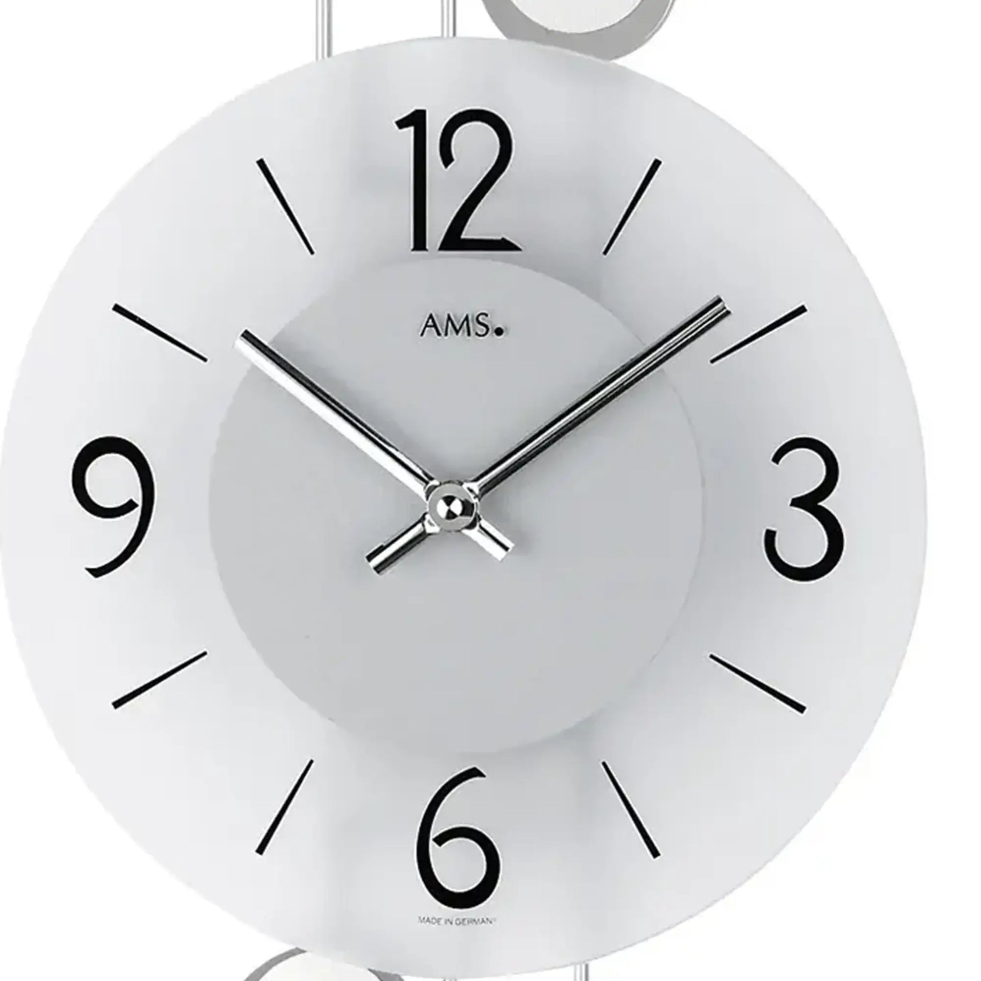 Großansicht Wanduhr: weißes Ziffernblatt mit AMS-Logo, schwarzen Ziffern und silbernen Zeigern