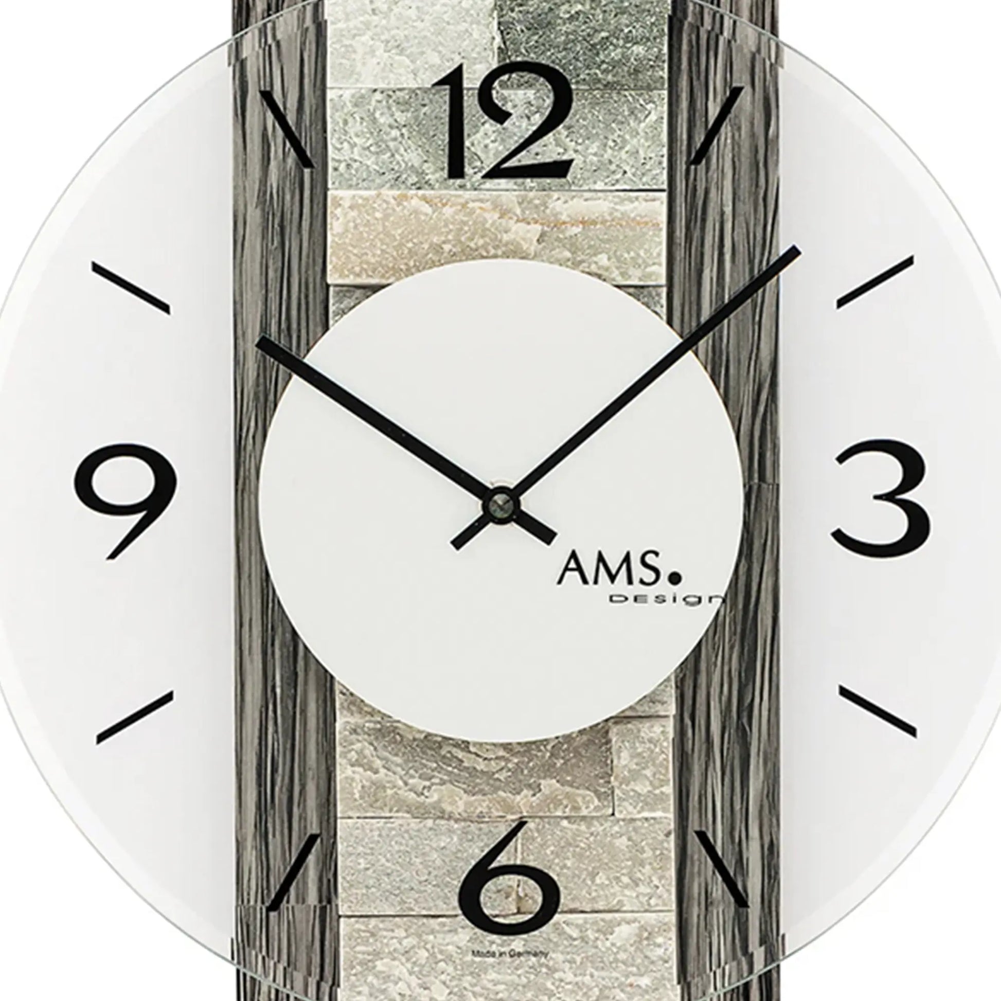 Wanduhr-Detail: Zeiger und römische Ziffern auf Naturstein-Holzdekor, facettiertes Glas