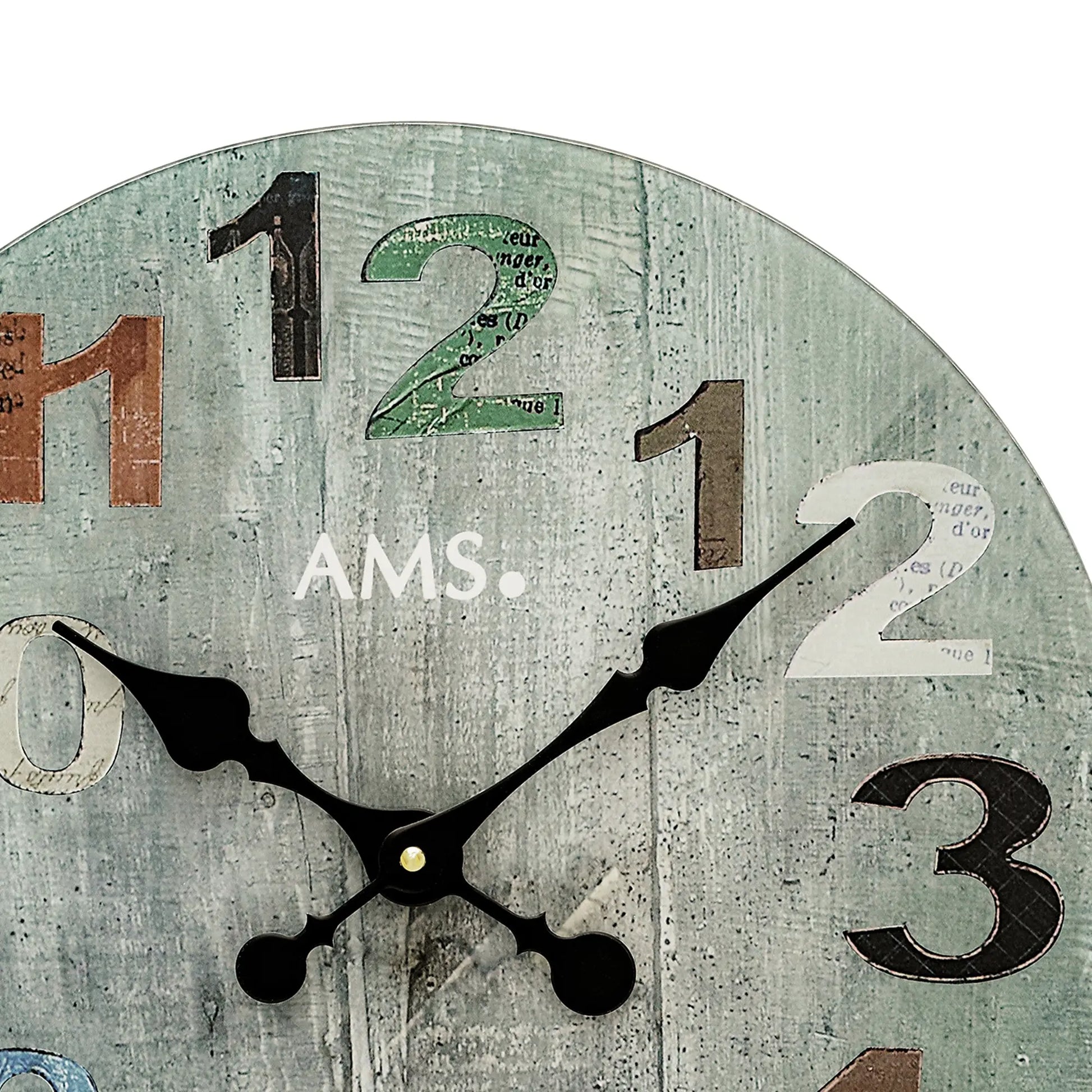 Detailansicht: Runde Wanduhr mit grünlichem Zifferblatt, schwarzen Zeigern und Ziffern 1–3.